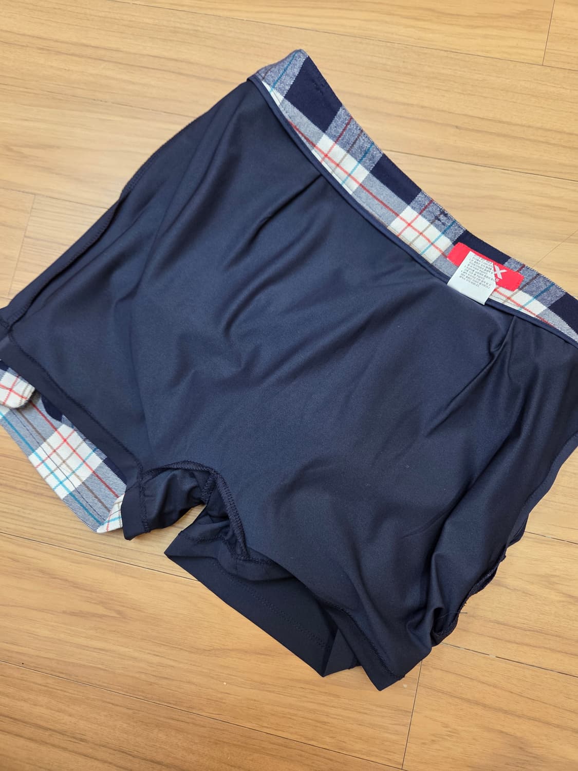 JDX 멀티스포츠 여성 골프 스커트입니다. 네이비 바탕에 흰색, 빨간색, 상품이미지3