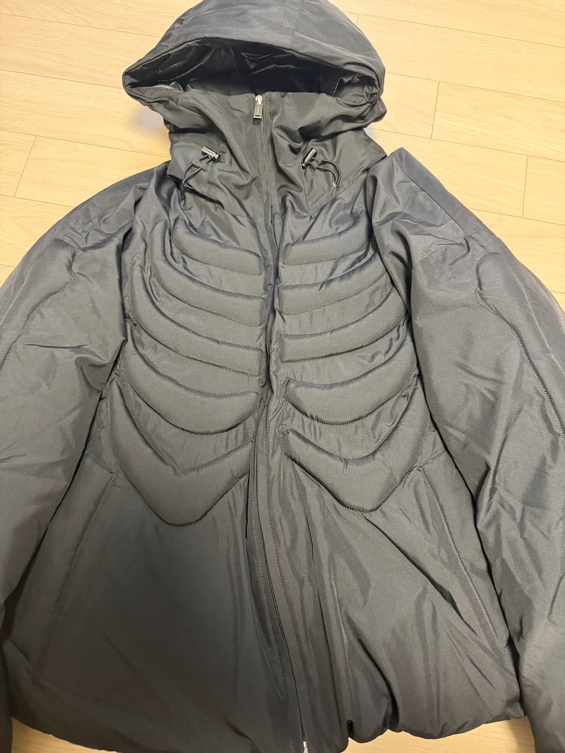 써저리 본 엠보싱 푸퍼 패딩 블랙 L 상품이미지2