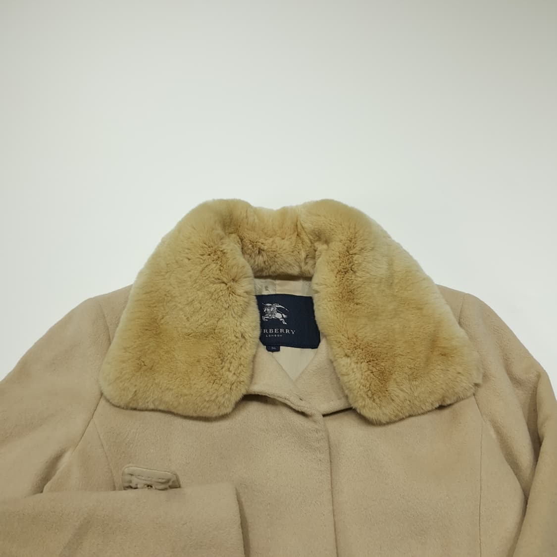 CN860W M 버버리 런던 앙고라 혼방 리얼퍼카라 벨티드 코트 상품이미지3