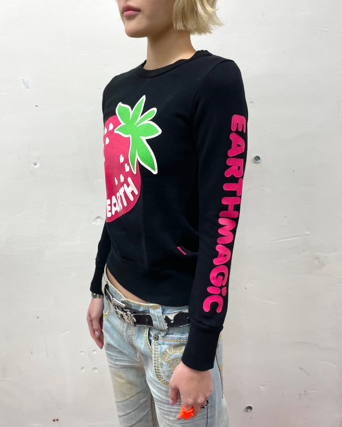 EARTH Big Strawberry Glossy Sweatshirt  상품이미지4