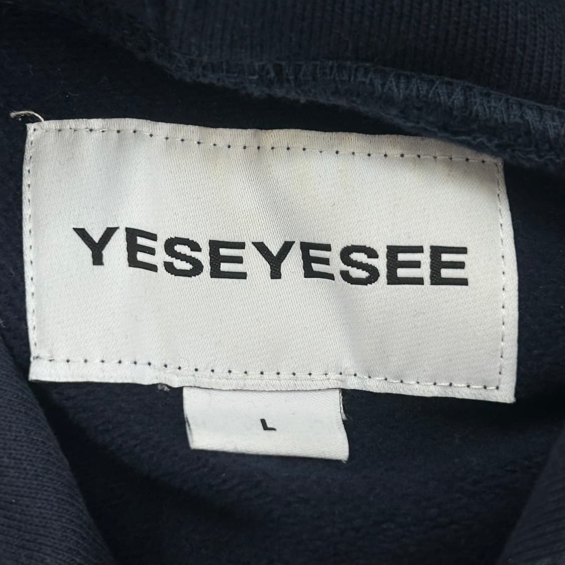 Yeseyesee 예스아이씨 레드 스펠아웃로고 네이비 후드티  상품이미지6