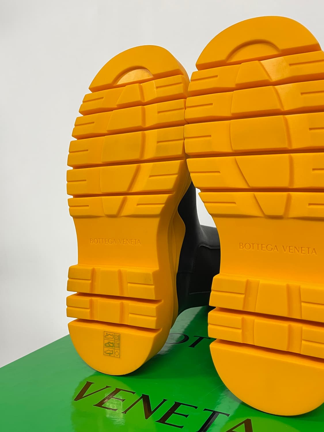 새상품 보테가 베네타 타이어 첼시 부츠 블랙 탠저린 상품이미지10