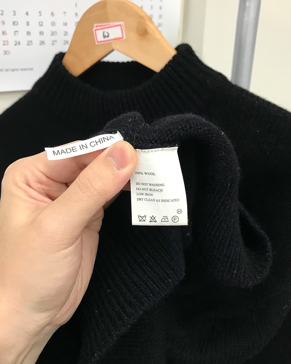 꾸레쥬 가죽 로고 모크넥 울 니트 상품이미지5