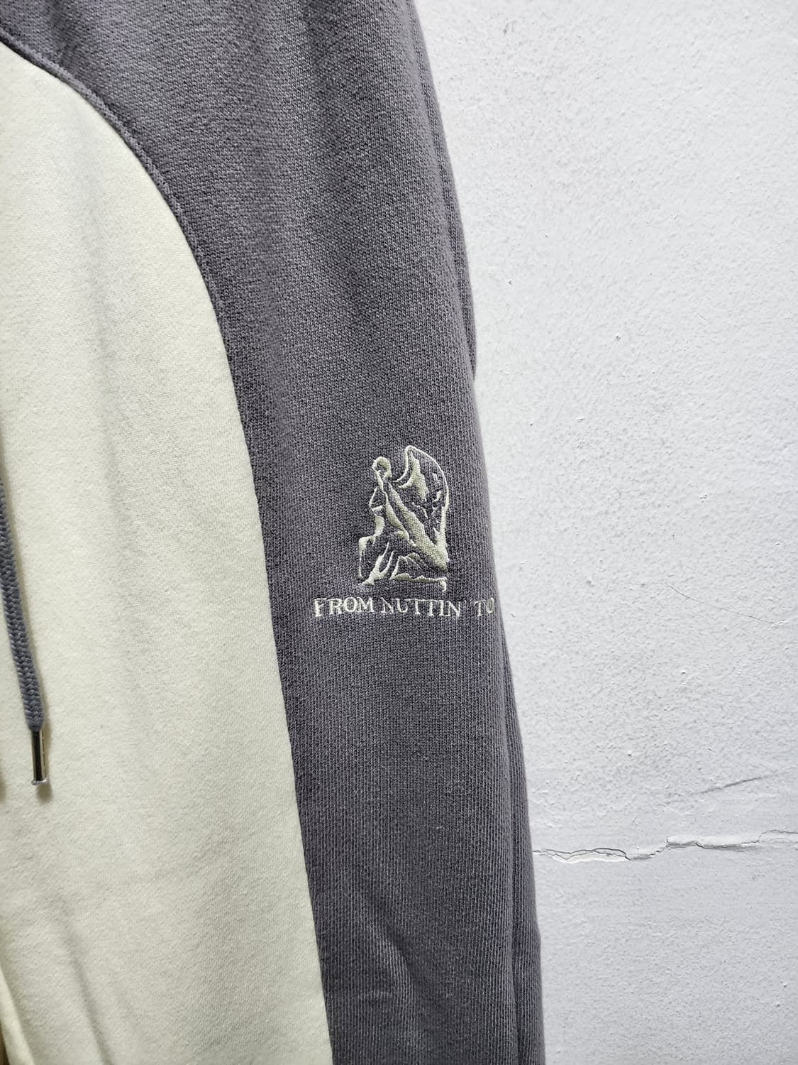 (새상품) From nuttin to 배색 와이드 스웻팬츠 상품이미지3