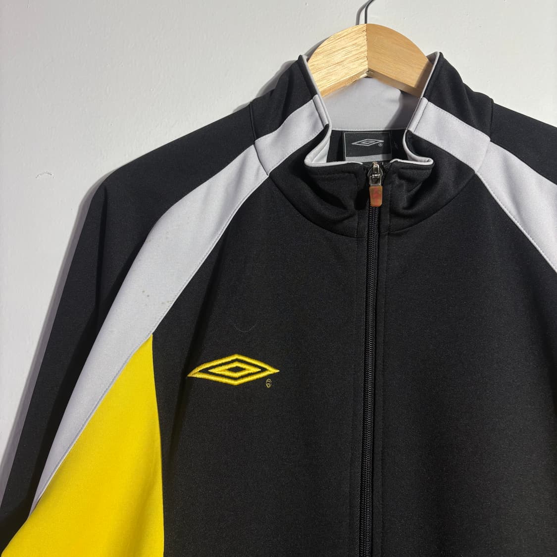 엄브로 블랙 옐로우 배색 트랙 집업 자켓 상품이미지2