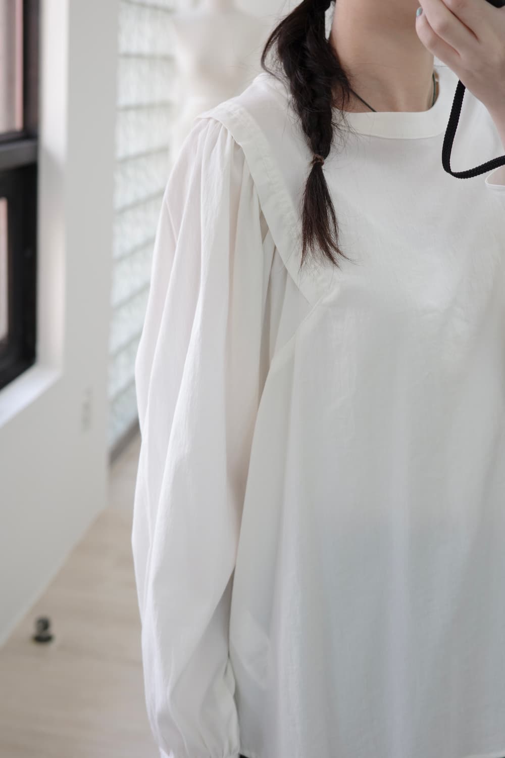 White pintuck blouse 상품이미지9