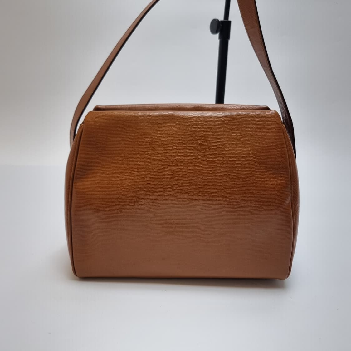 셀린느 CELINE 카멜 레더 메탈로고 숄더백 (최상급) 상품이미지4