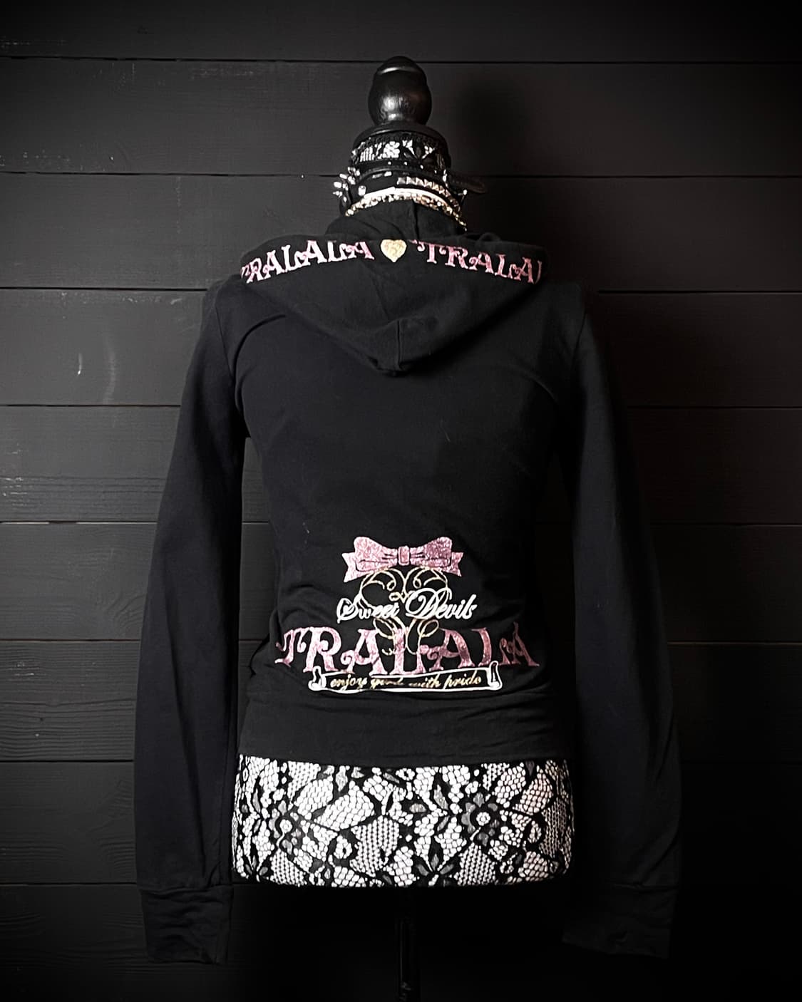 TRALALA 트랄랄라 갸루 핑크 레터링 블랙 후드집업 상품이미지3