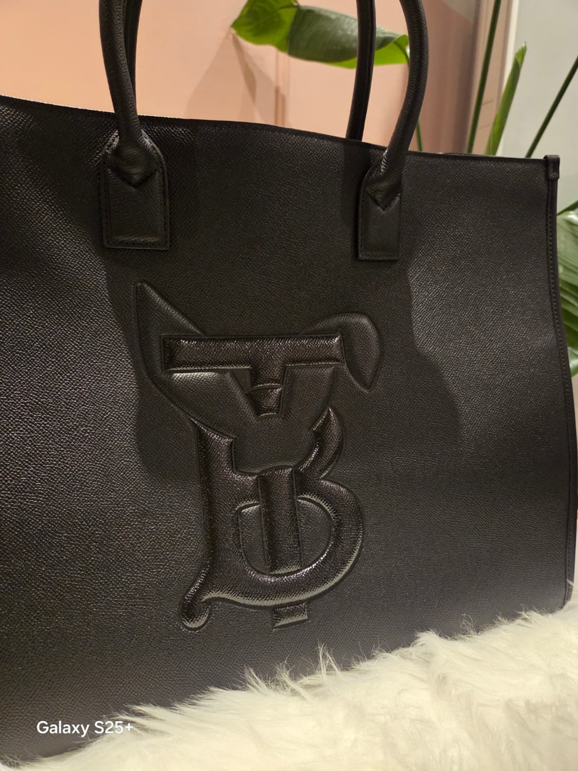 버버리 래빗 모노그램 모티프가죽 숄더백 토끼해 에디션 상품이미지4