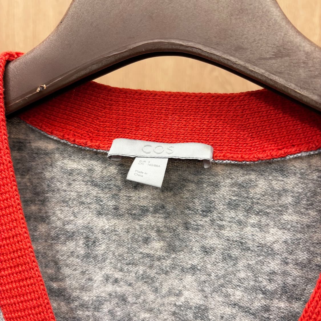 코스 브이넥 긴팔 가디건 오렌지 브라운 배색 컬러블록 포켓 디테일 그레이 상품이미지6