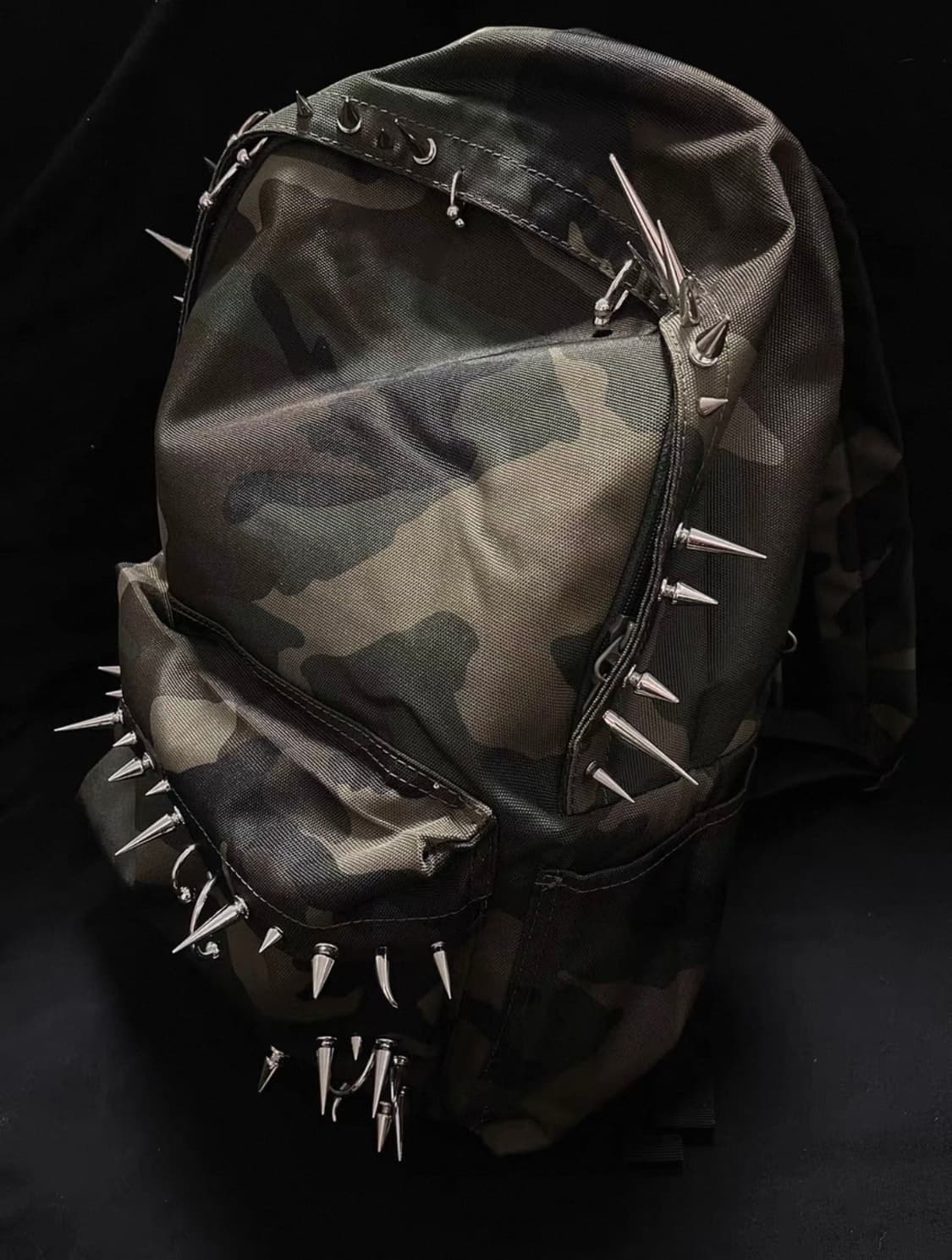 오피움 카모 스파이크 백 상품이미지2
