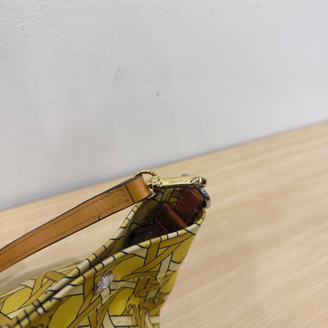 토리버치 토트백 지오메트릭 프린팅 더블 핸들 디테일 옐로우 상품이미지5