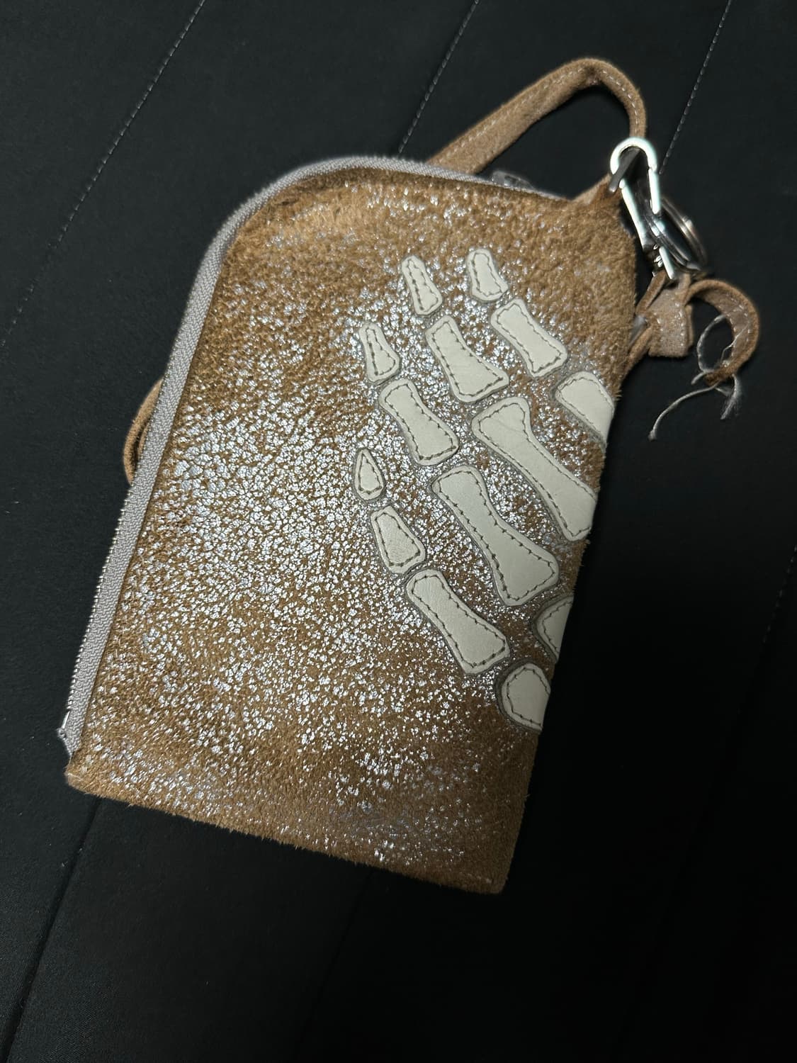 캐피탈 떰즈 업 본 핸드 집 넥 백 실버 상품이미지3