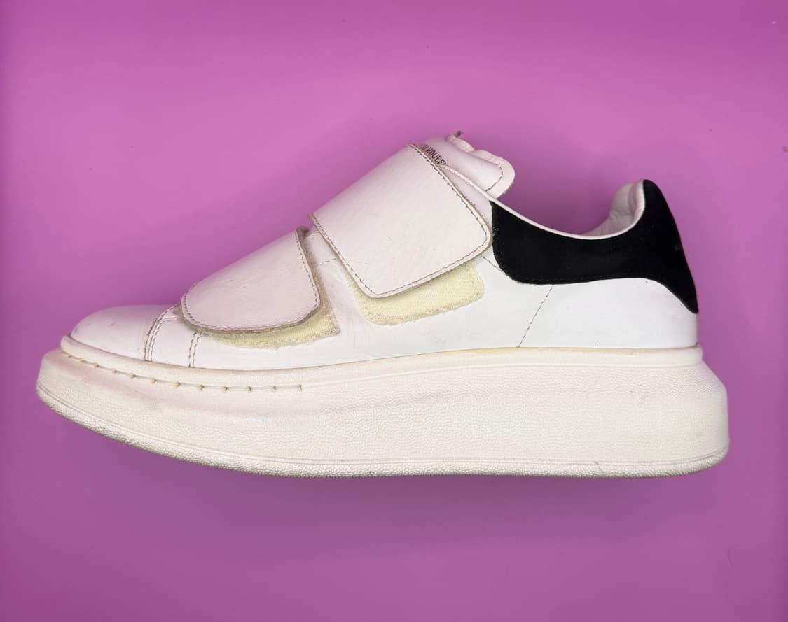 알렉산더 맥퀸 오버사이즈 벨크로 스니커즈 (화이트/블랙) 상품이미지1