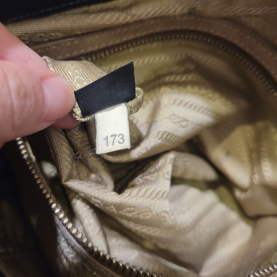 프라다 비텔로 샤인 레더 토트백 상품이미지9