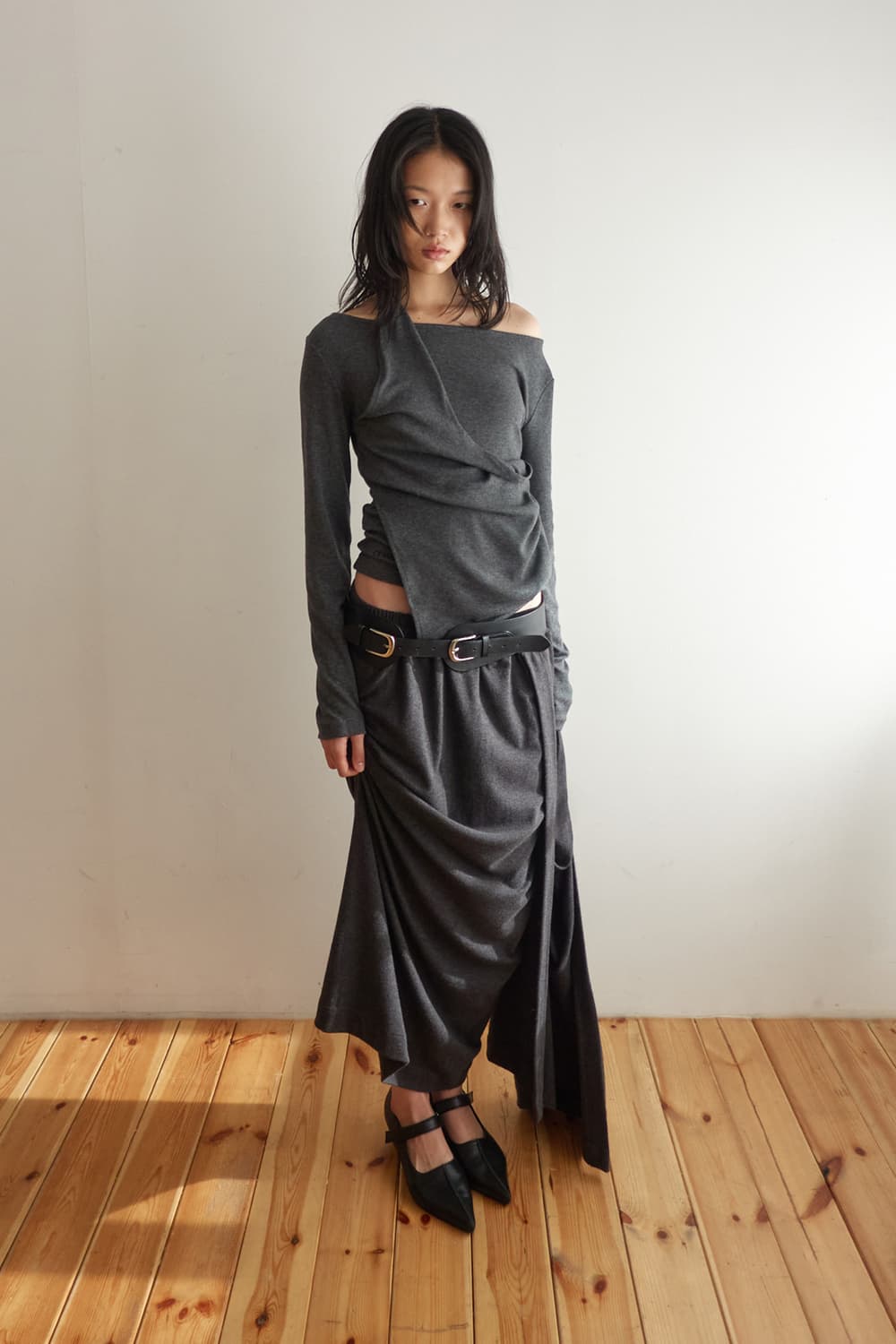 새상품) 세릭 드레이프 롱 스커트 차콜 상품이미지3