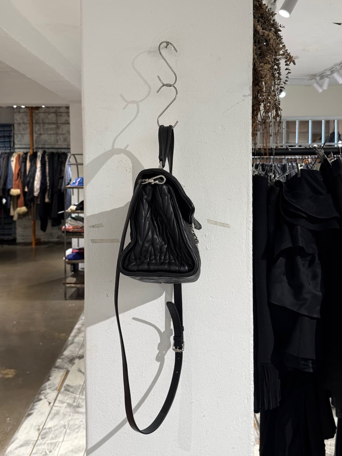 미우미우 블랙 마테라쎄 투웨이 토트 크로스백 상품이미지4