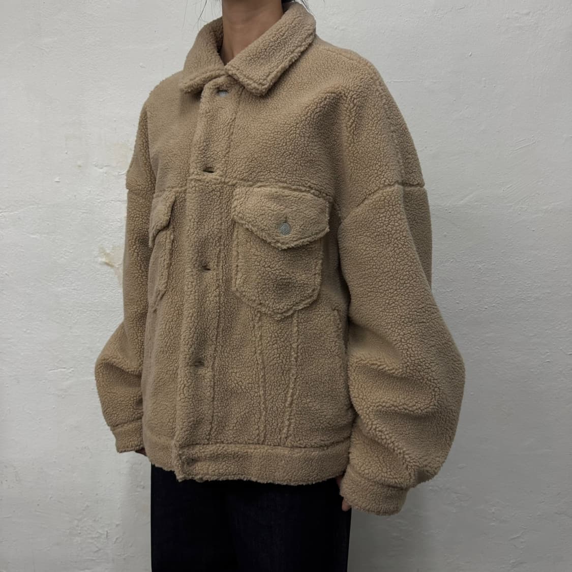 프릭스스토어 베이지컬러 칼라넥 오버 덤블 플리스 트러커 자켓 상품이미지1