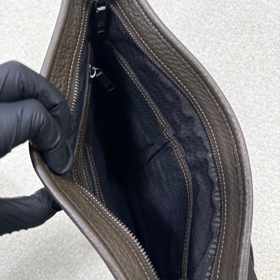 루이까또즈 페블 가죽 크로스백 0129T2 상품이미지3