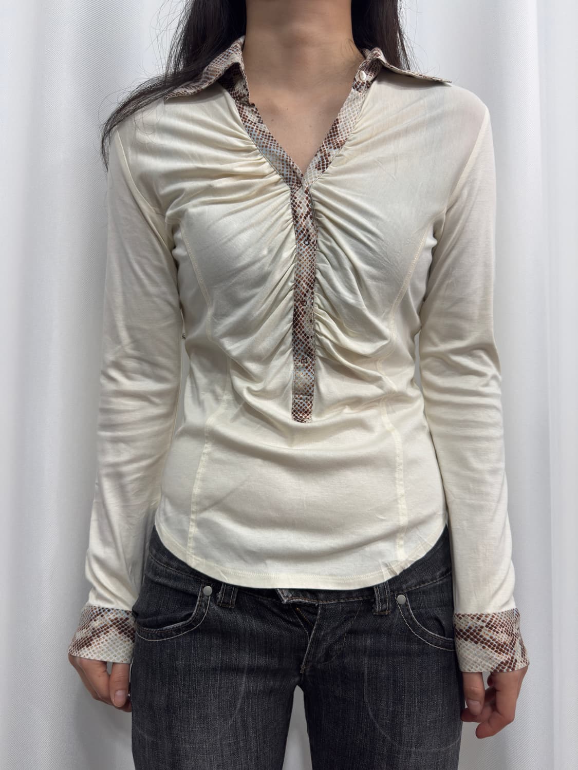 pupula leopard detail shirring slim top 상품이미지1