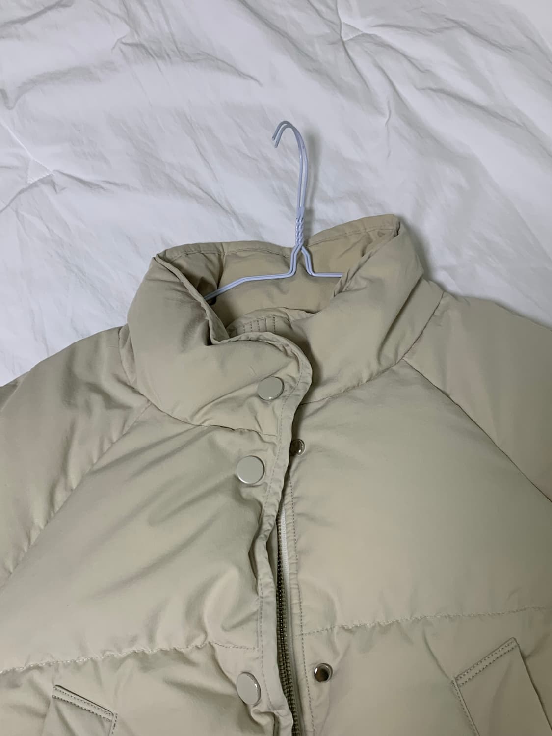 낫띵리튼 크롭드 스트링 푸퍼 자켓 숏패딩 포그 화이트 상품이미지10