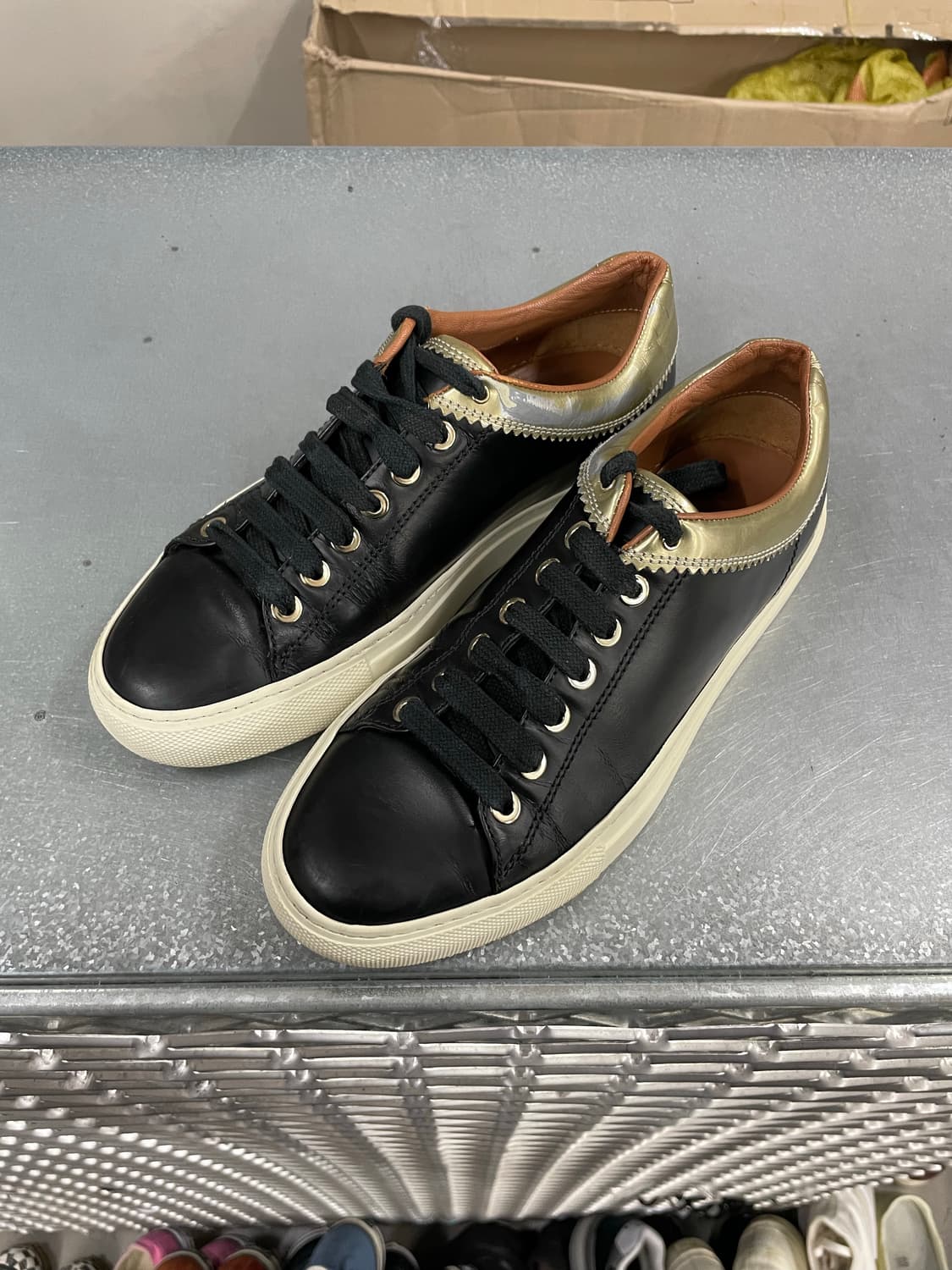 지방시 블랙 레더 스니커즈 38 상품이미지2