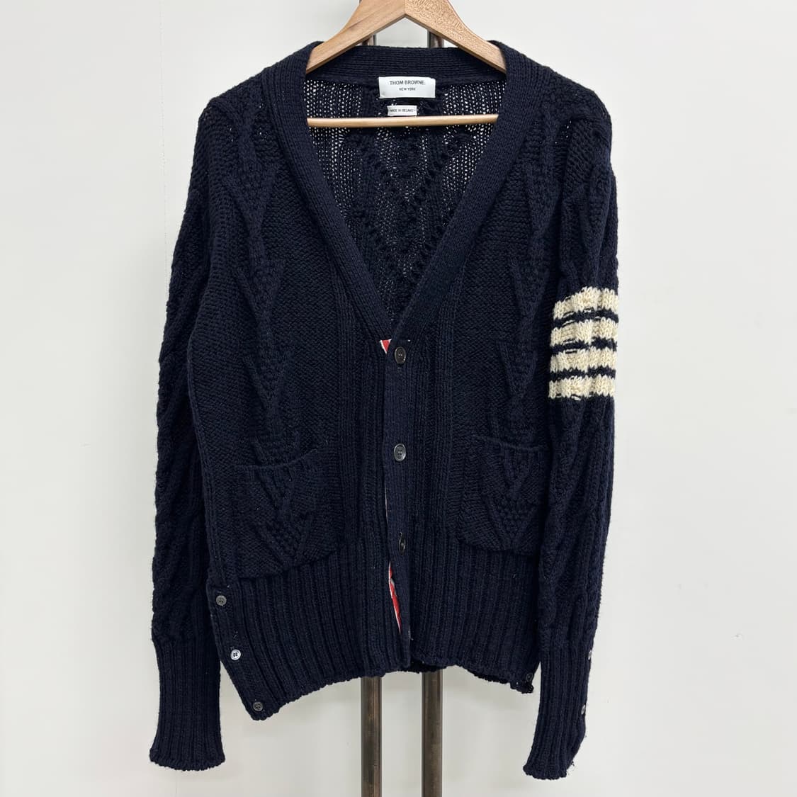 [2]톰브라운 사선완장 아란케이블 가디건 상품이미지1