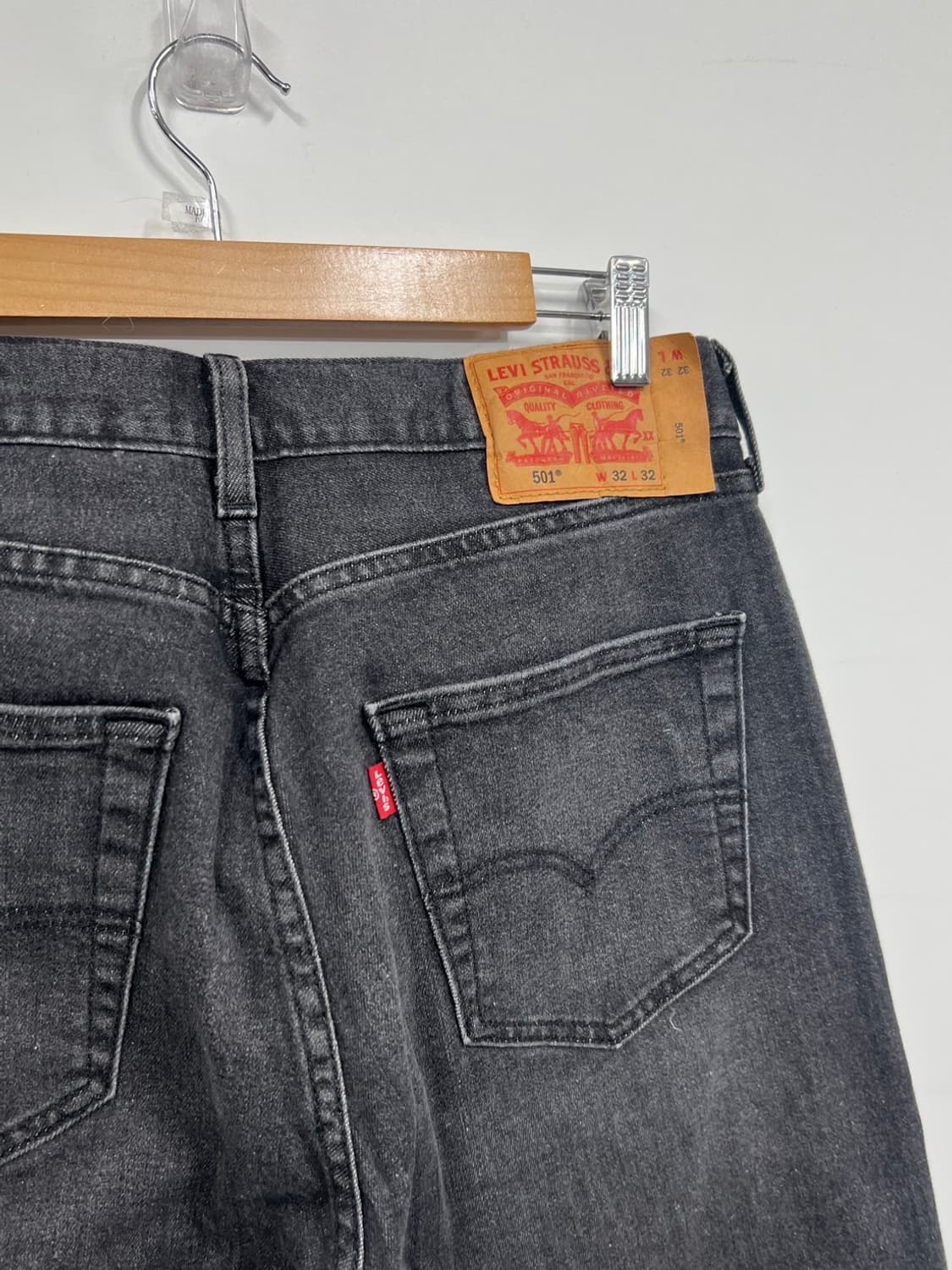 리바이스 501 스트레이트 버튼플라이 흑청 데님 팬츠 상품이미지2