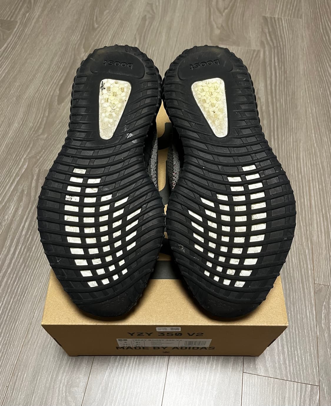 아디다스 이지부스트 350 V2 카본 벨루가 상품이미지4