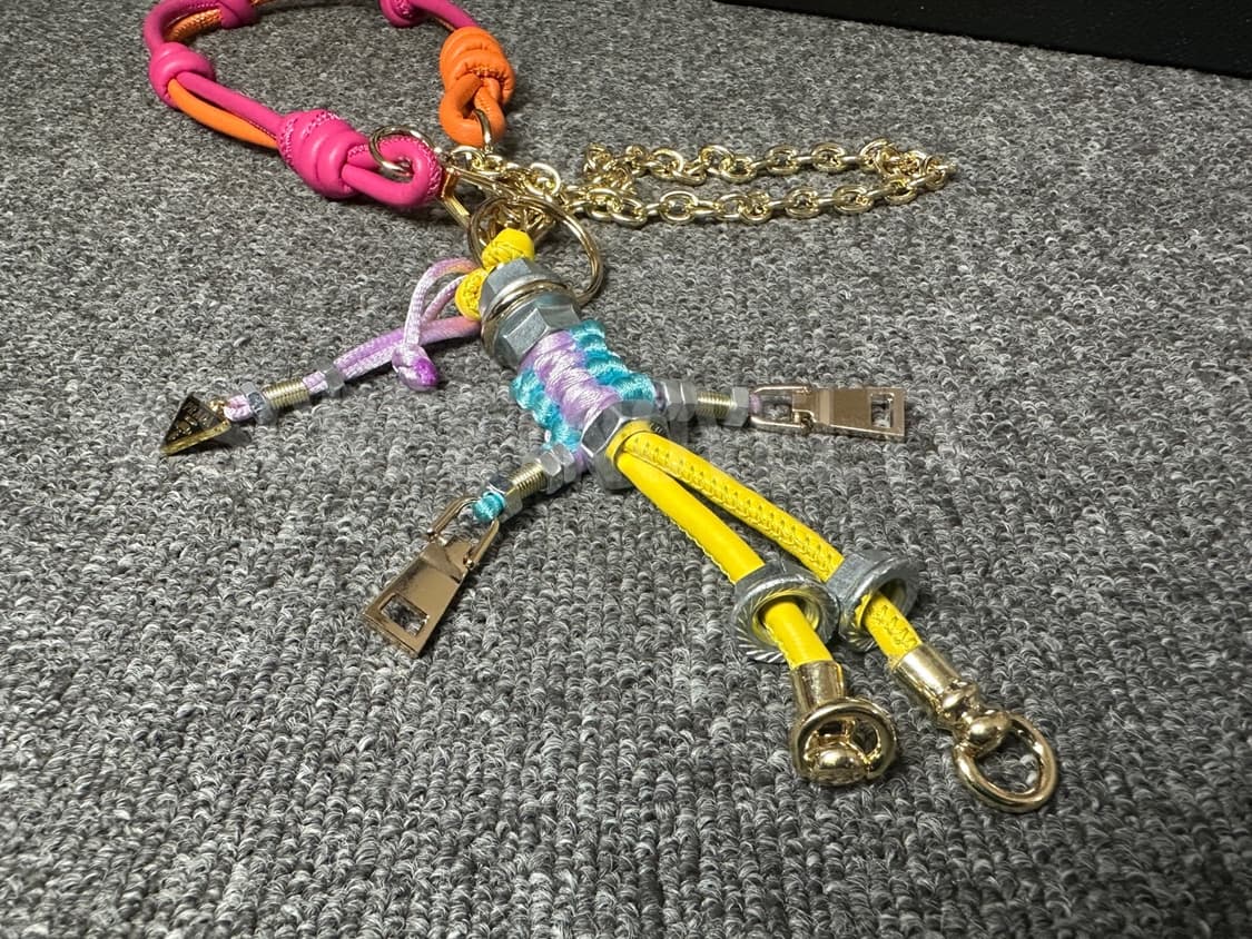 프라다 로봇 백참 핑크 상품이미지9