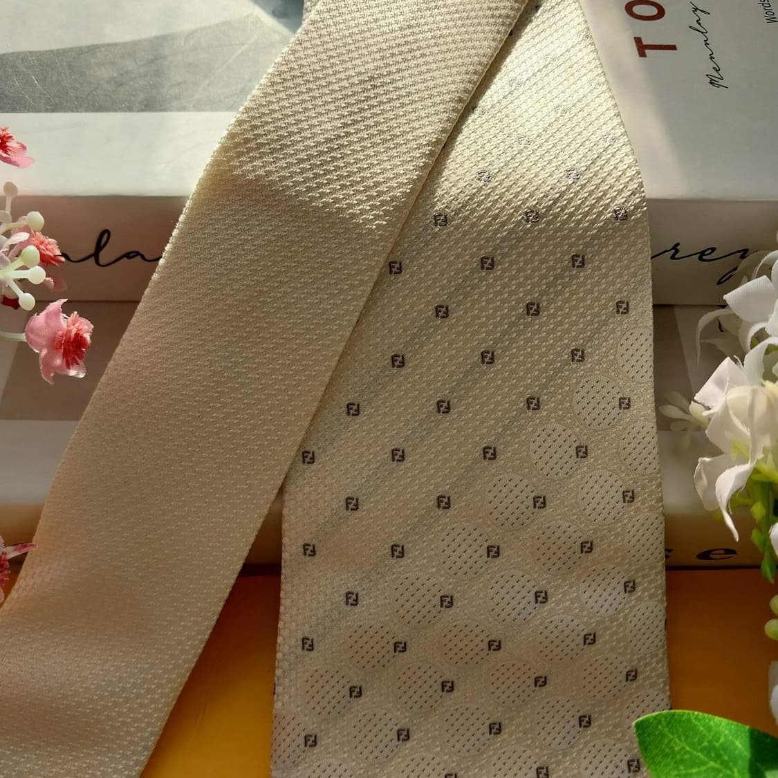 펜디 실크 화이트 자카드 로고 패턴 넥타이 9cm A+등급 K1502
 상품이미지4