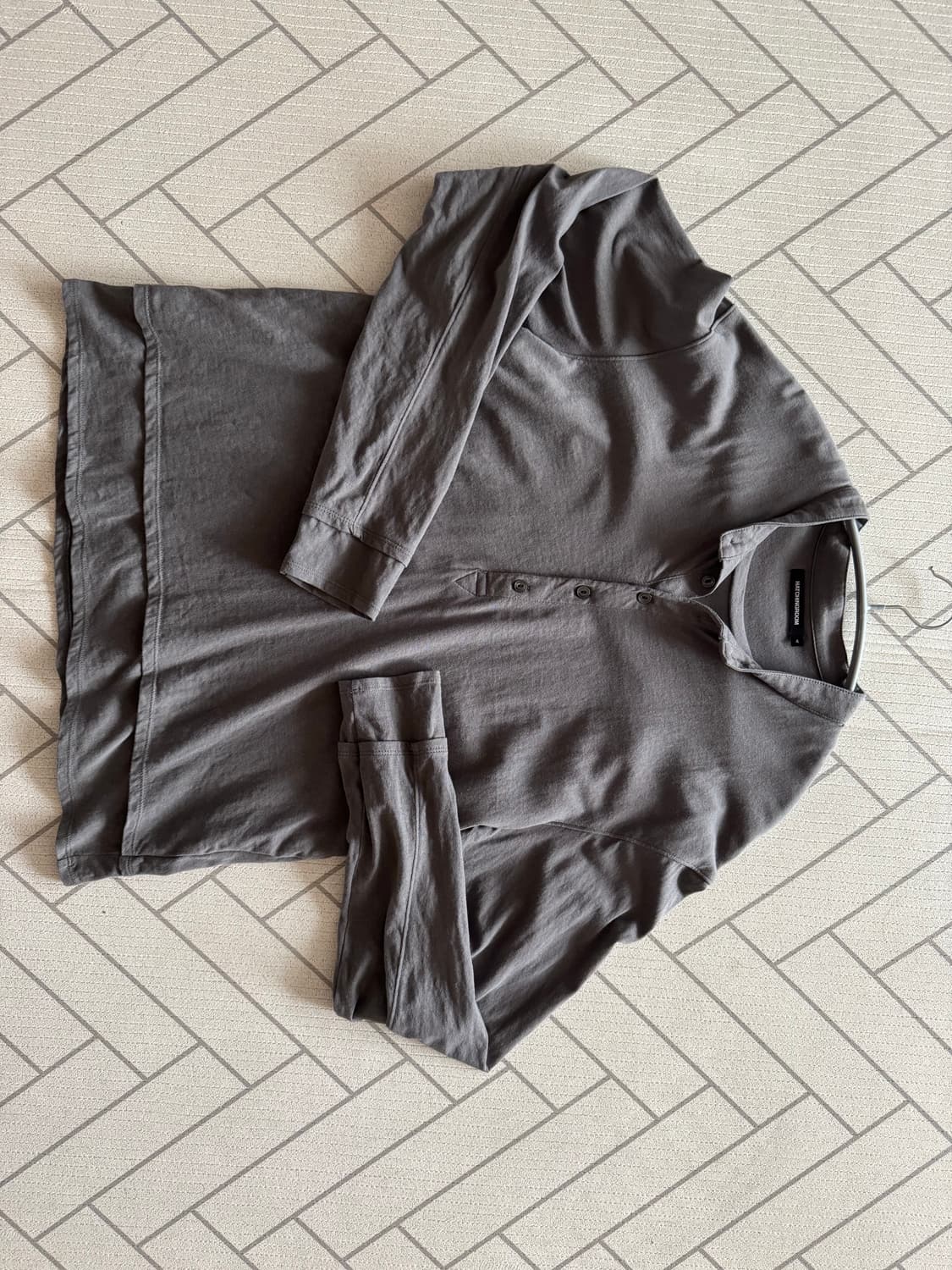 해칭룸 dual front tee 4사이즈 헨리넥 폴리테루 상품이미지2