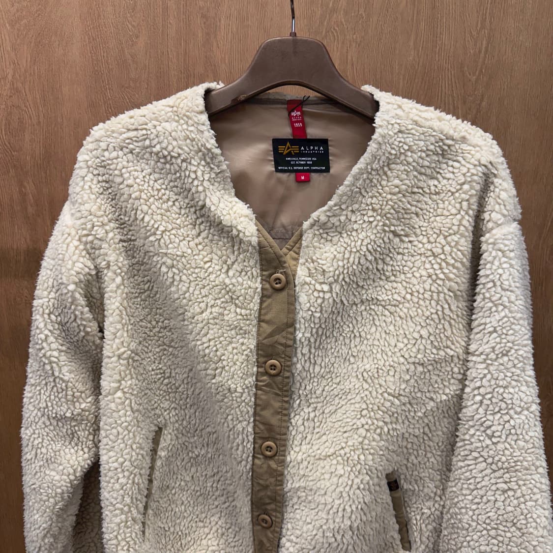 알파 인더스트리 보아 플리스 자켓 노카라 사이드 포켓 디테일 아이보리 상품이미지4