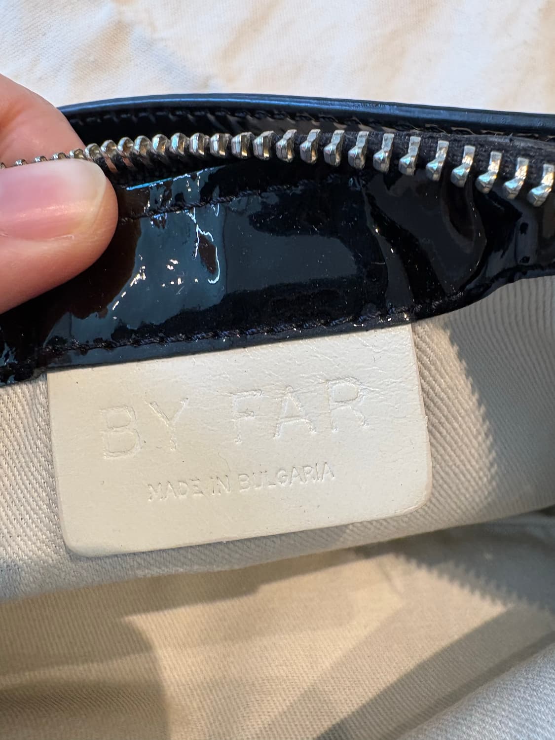BY FAR 바이파 블랙 페이턴트 숄더백 바게트백 상품이미지6
