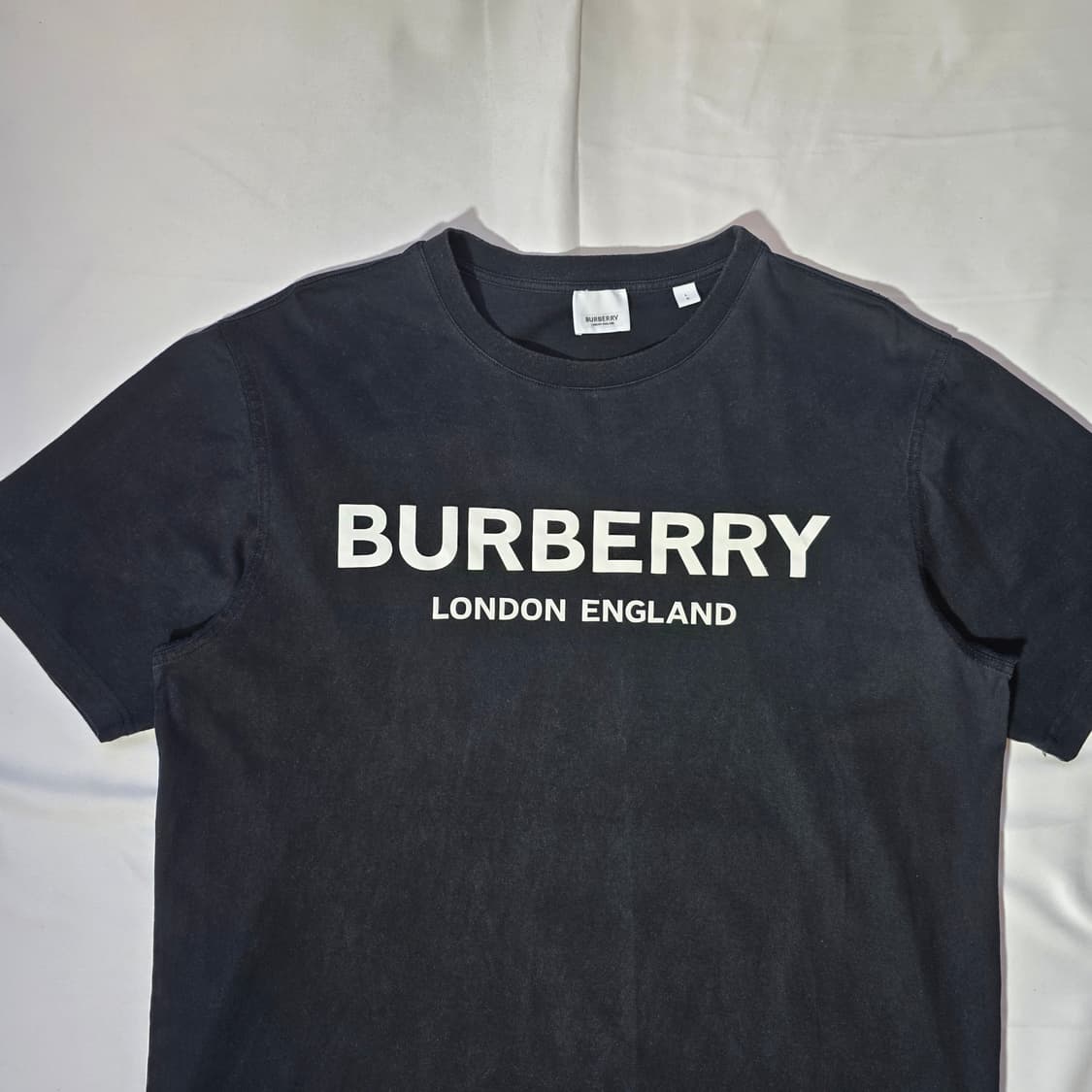 [L]버버리 Berberry 로고 블랙 반팔 상품이미지3