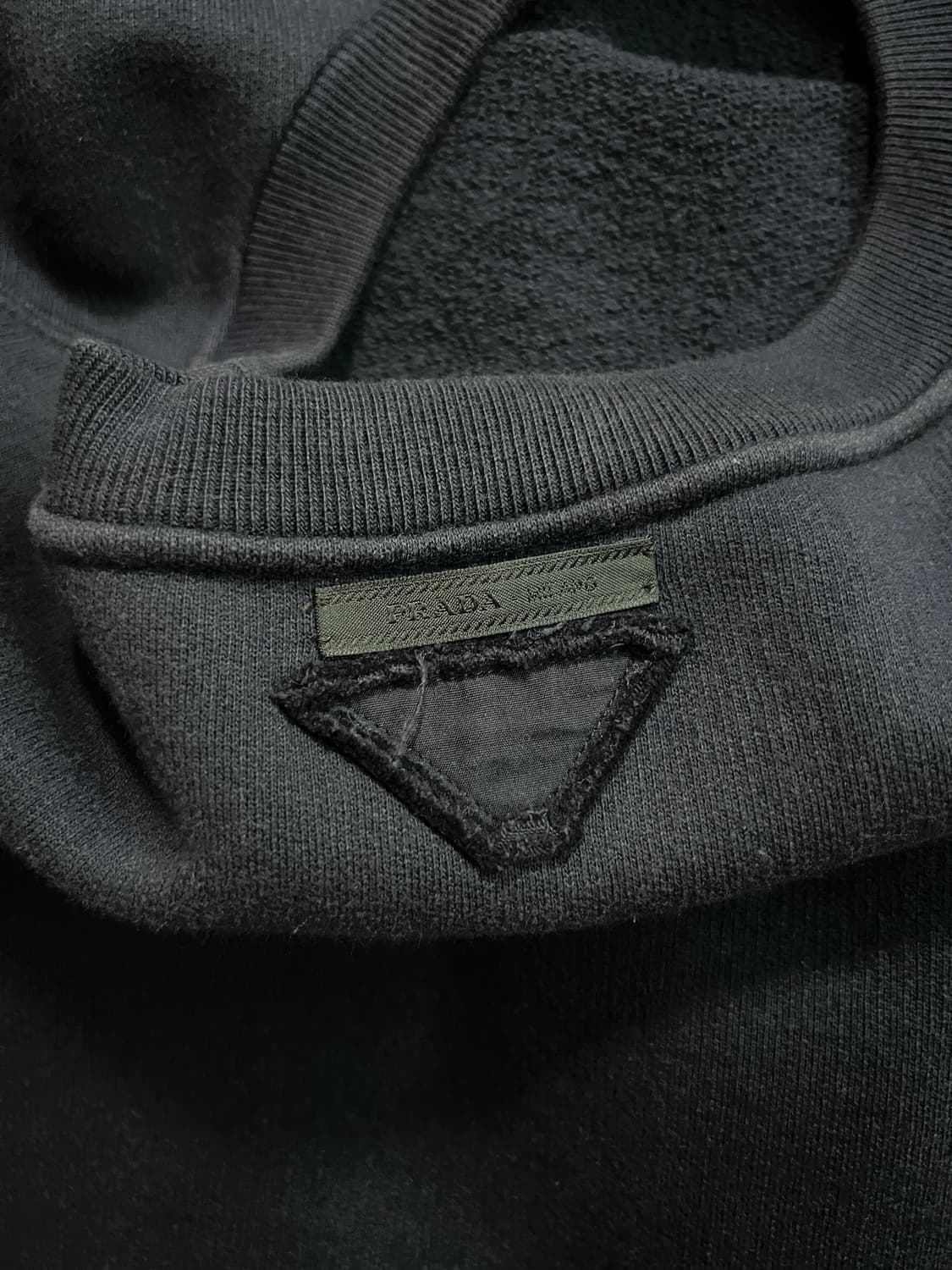 프라다 삼각로고 맨투맨 상품이미지2