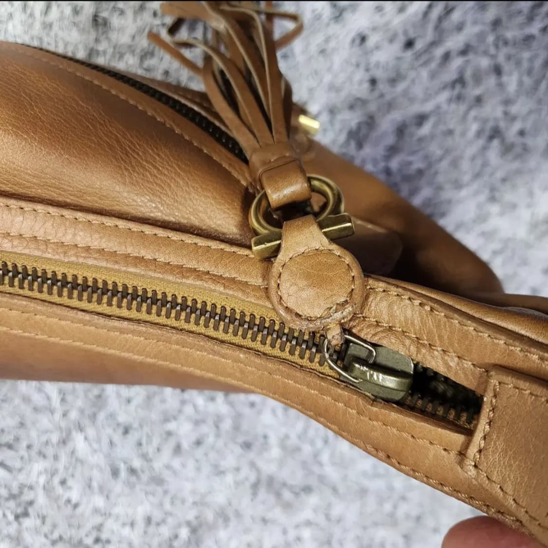 페라가모 레더 숄더백 상품이미지8