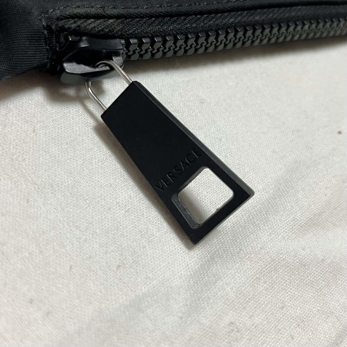 베르사체 나일론 클러치 상품이미지2
