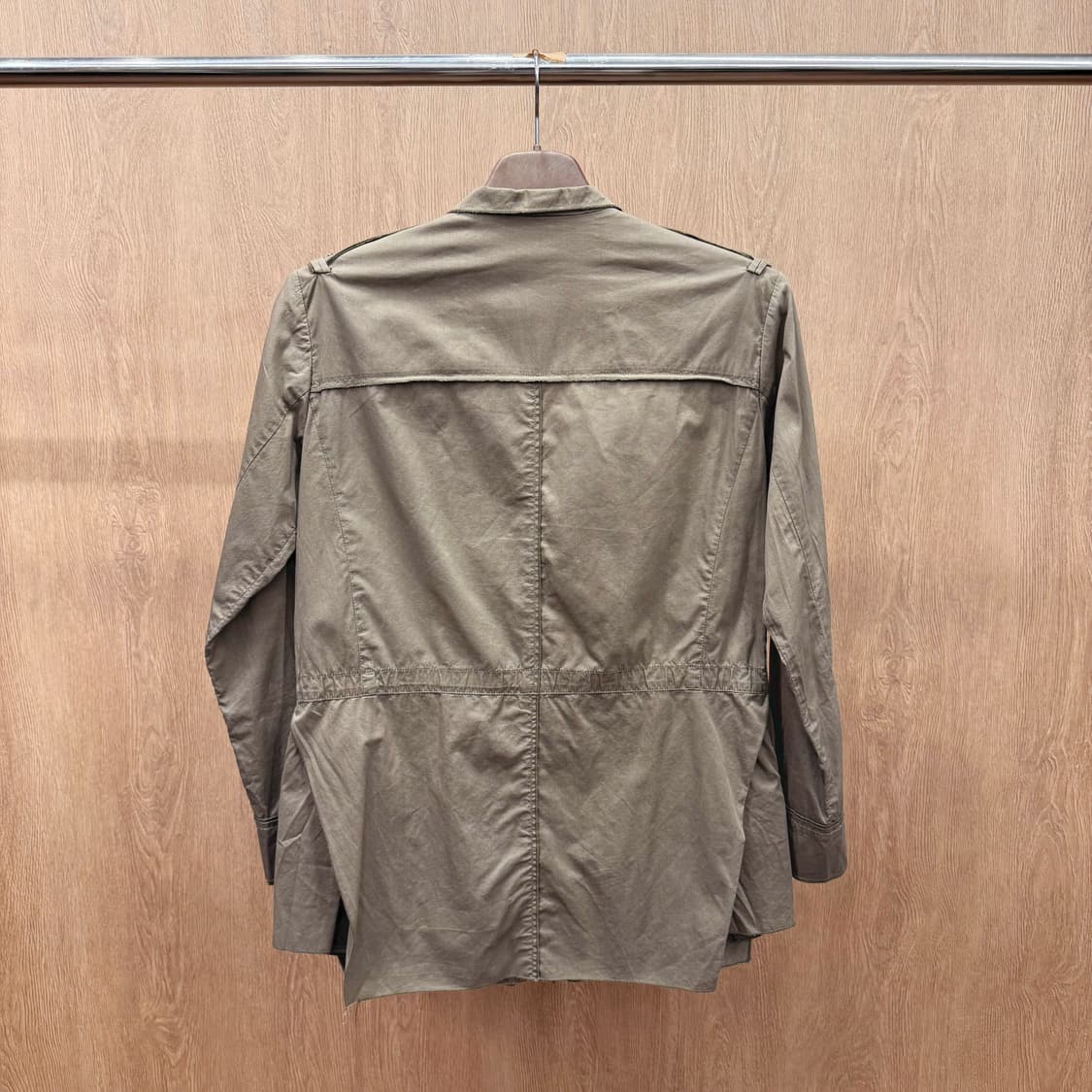 이자벨마랑 밀리터리 자켓 숄더 슬리브 비즈 자수 디테일 카키 상품이미지3