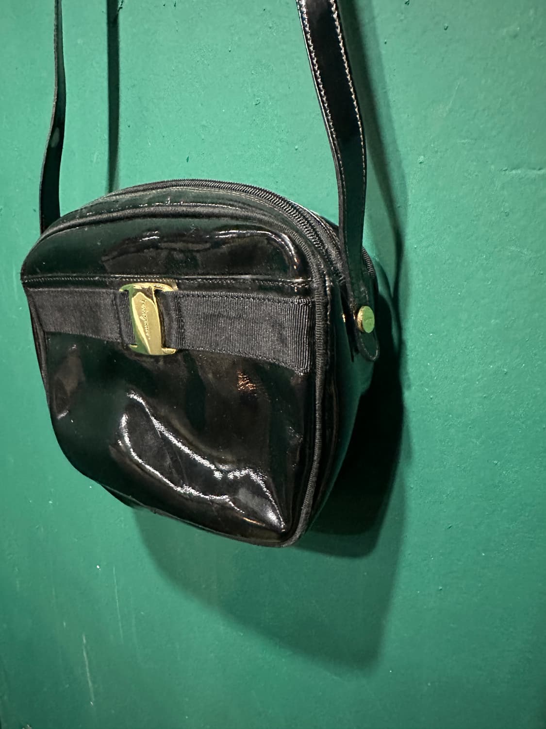 페레가모 에나멜 크로스백 상품이미지2