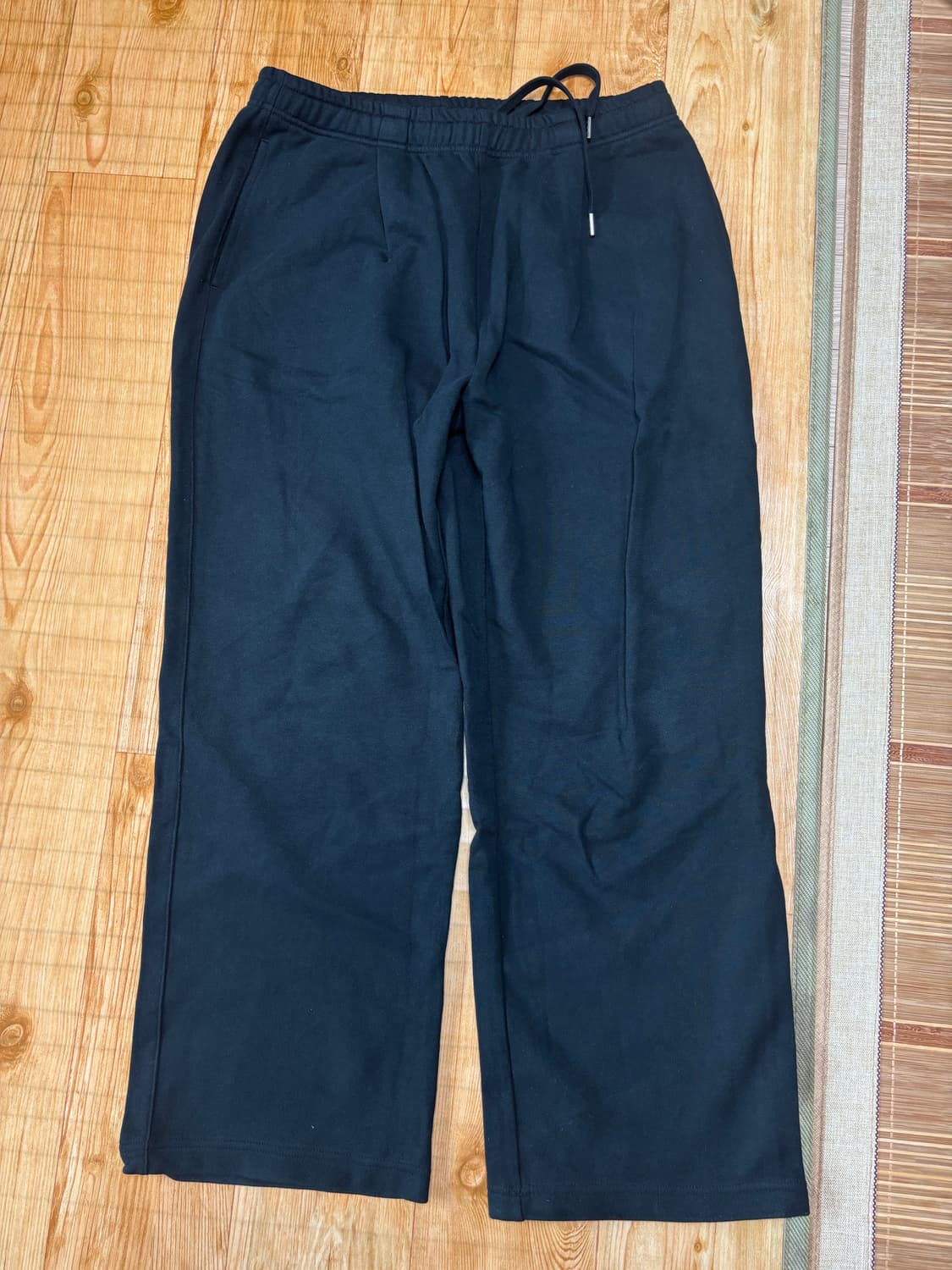 무신사 스탠다드 원 턱 와이드 라운지 스웨트 팬츠 팝니다. 상품이미지1