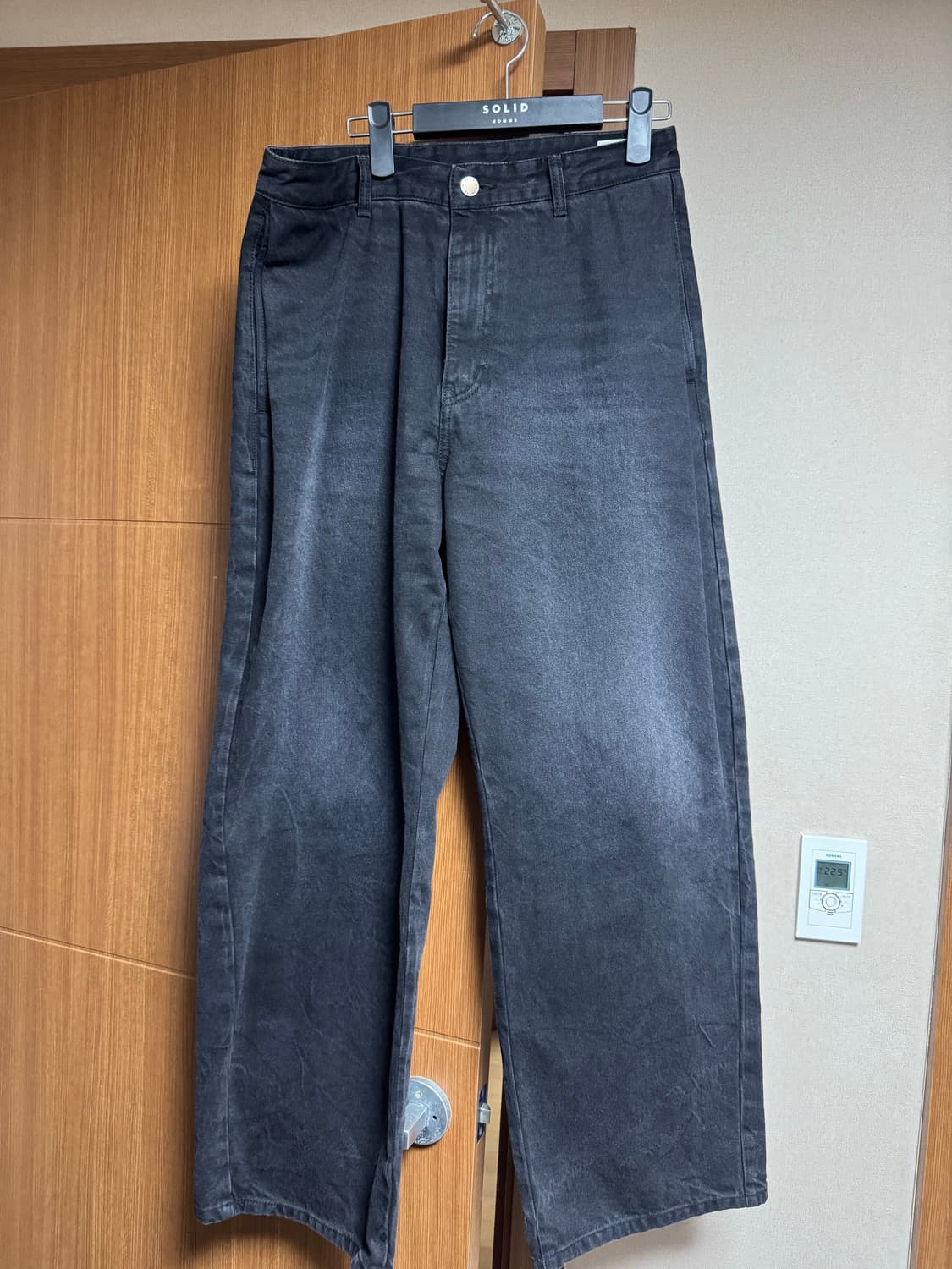 솔리드옴므 24FW 사이드 턱 데님 팬츠 블랙 48 상품이미지2