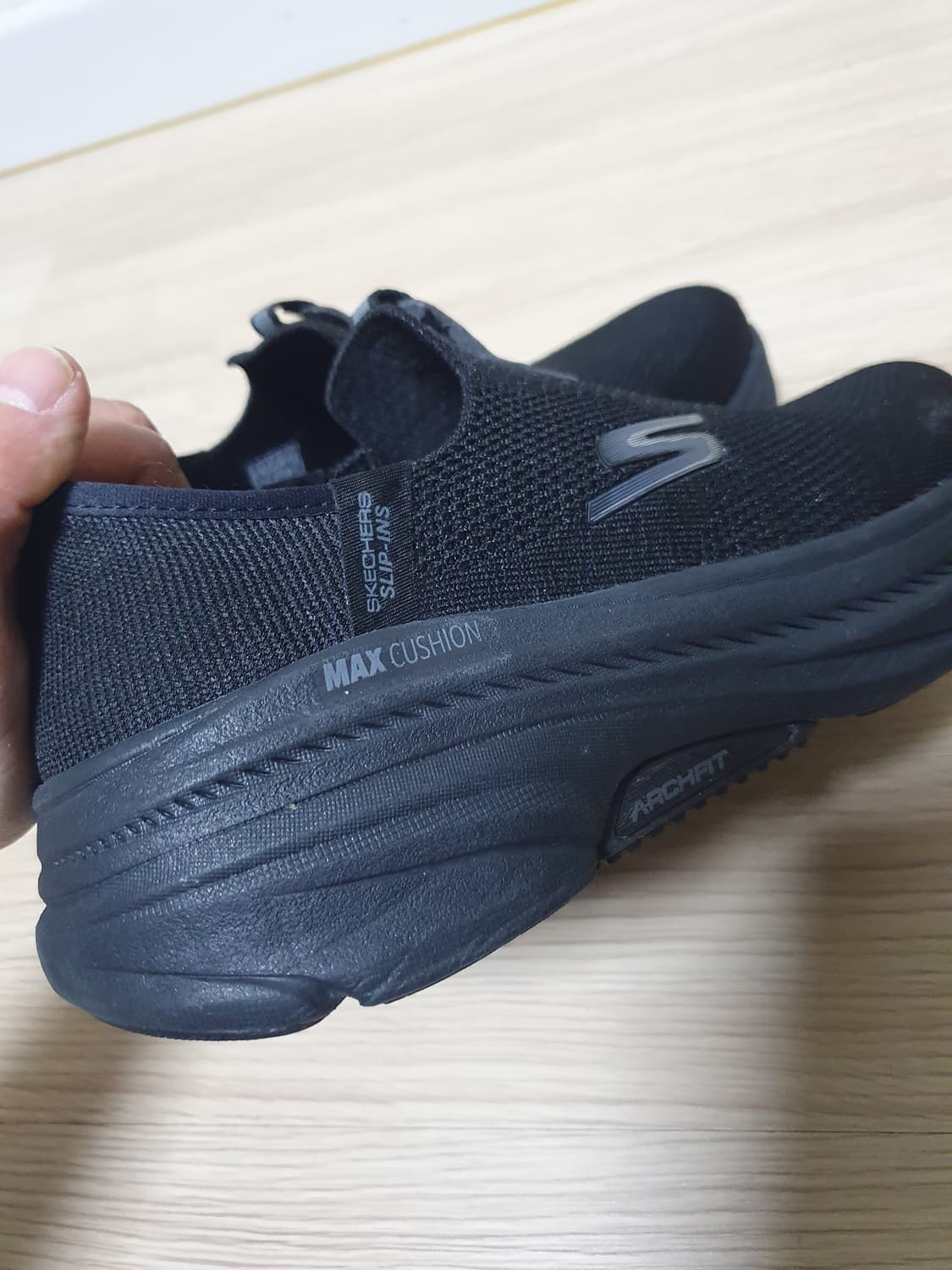 스케쳐스 맥스쿠션 아치핏 블랙 슬립온 235 상품이미지6