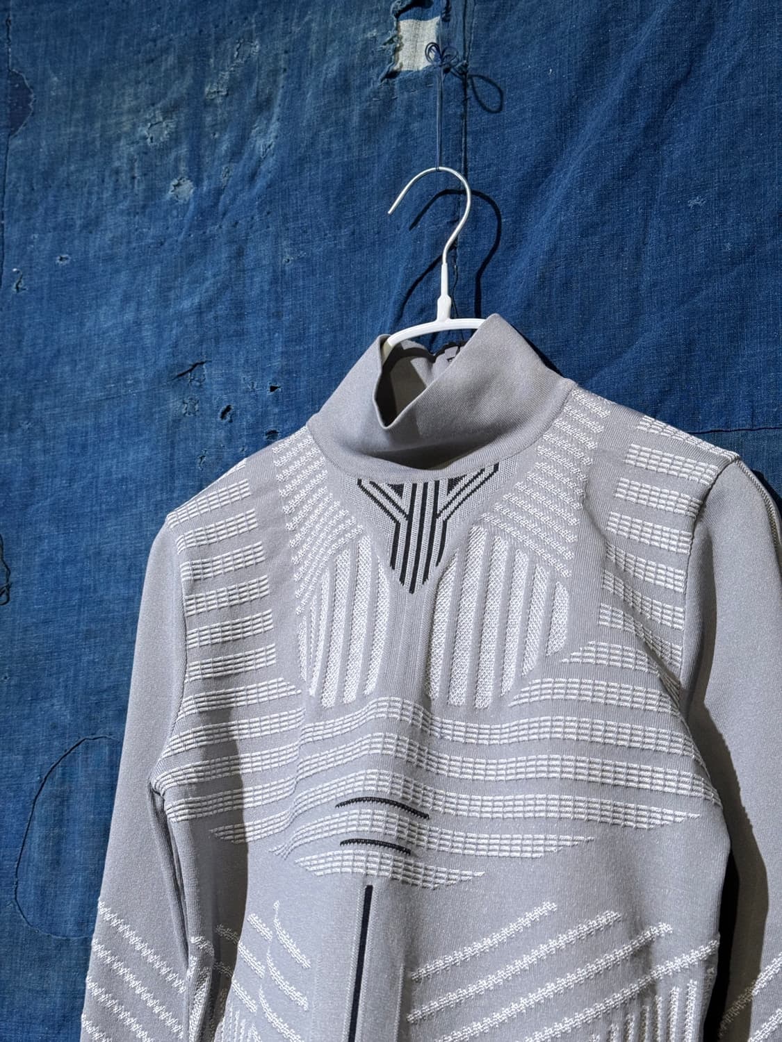 44 ) PRADA Embossed Techno Mock-Neck L/S 상품이미지3