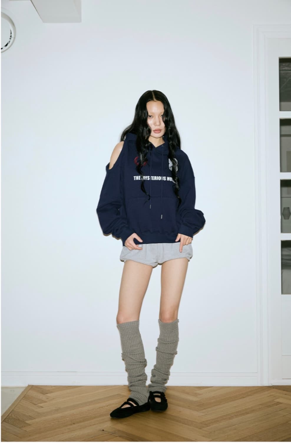 NO.8 VASITY HOLE HOODIE-Navy 상품이미지3