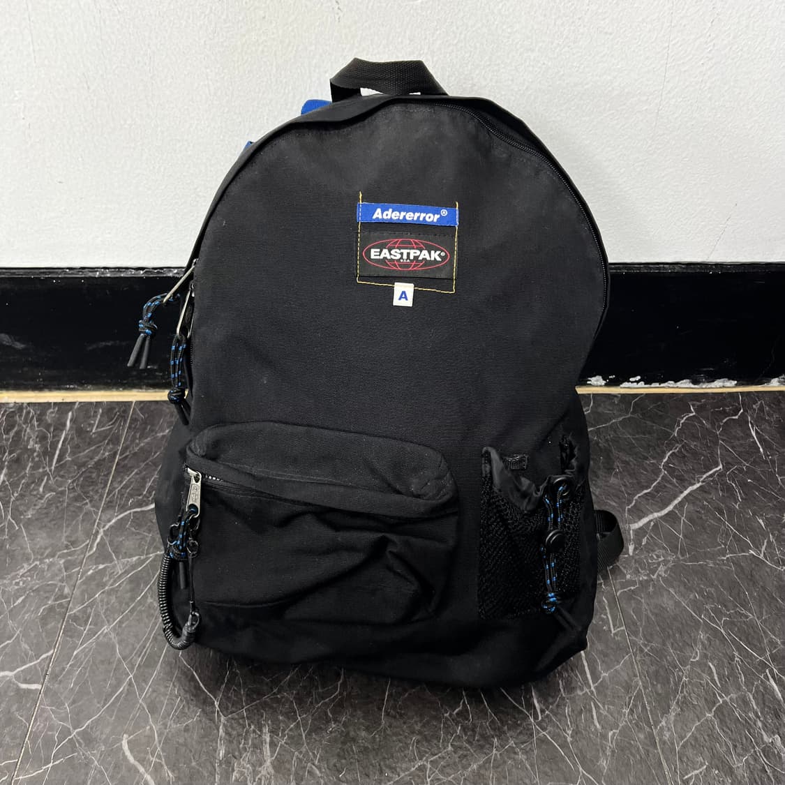 아더에러 x 이스트백 패디드 백팩 블랙 상품이미지1