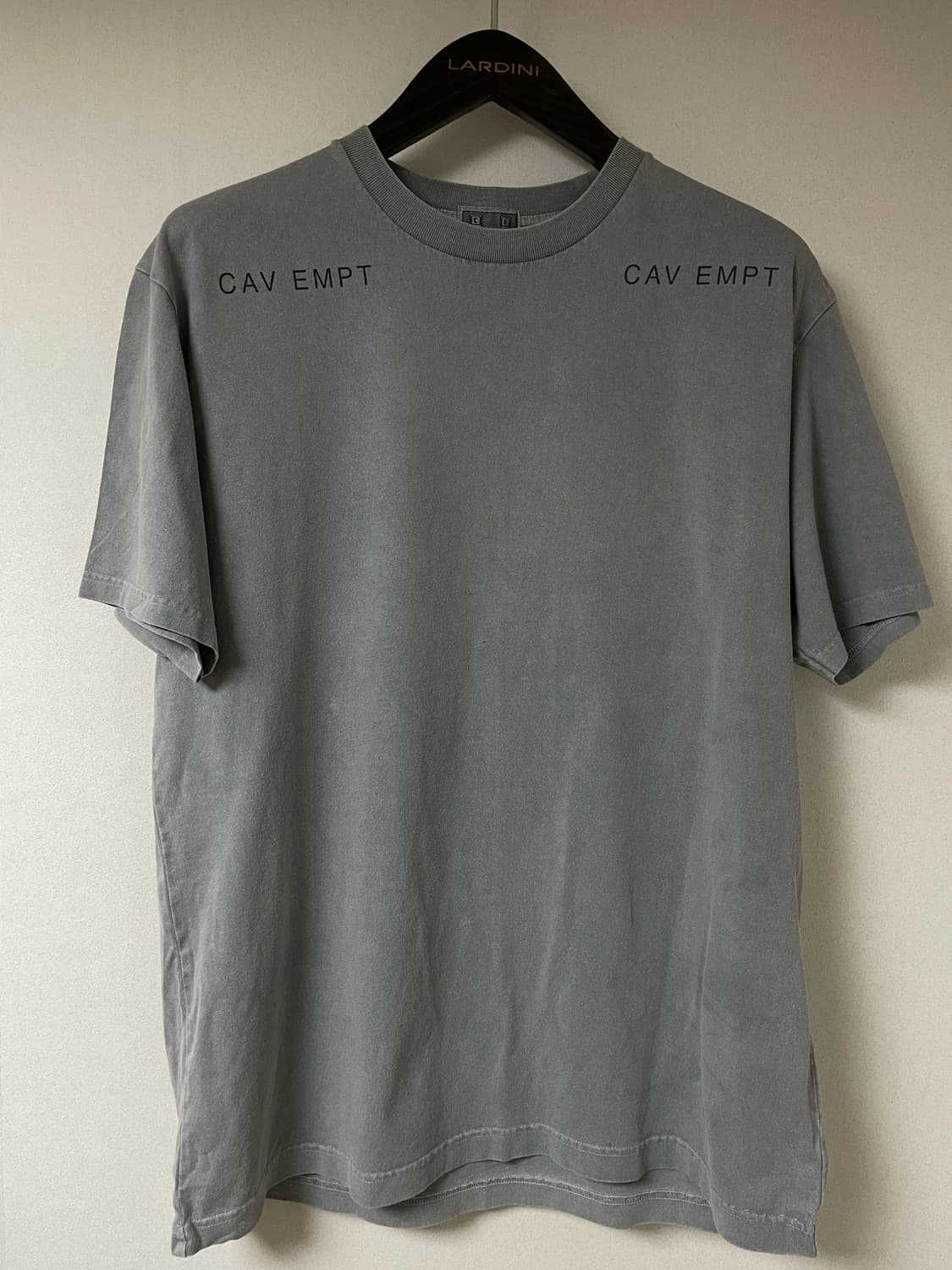 CAV EMPT 카브엠트 시멘트 그레이 반팔 상품이미지1