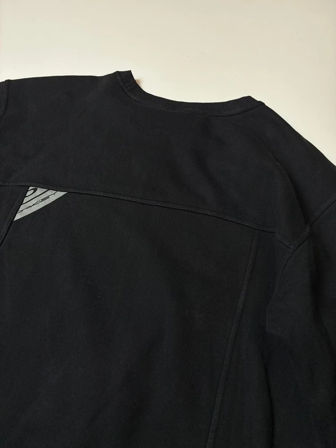 오클리 빈티지 소프트웨어 블랙 센터 로고 맨투맨 PN8863 상품이미지4