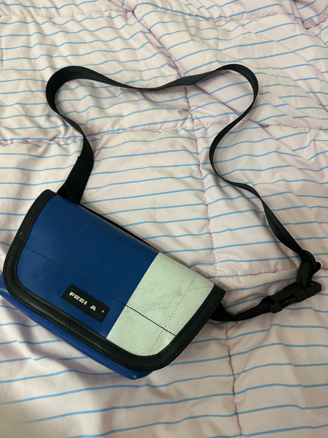 프라이탁 크로스백 흰파 상품이미지1