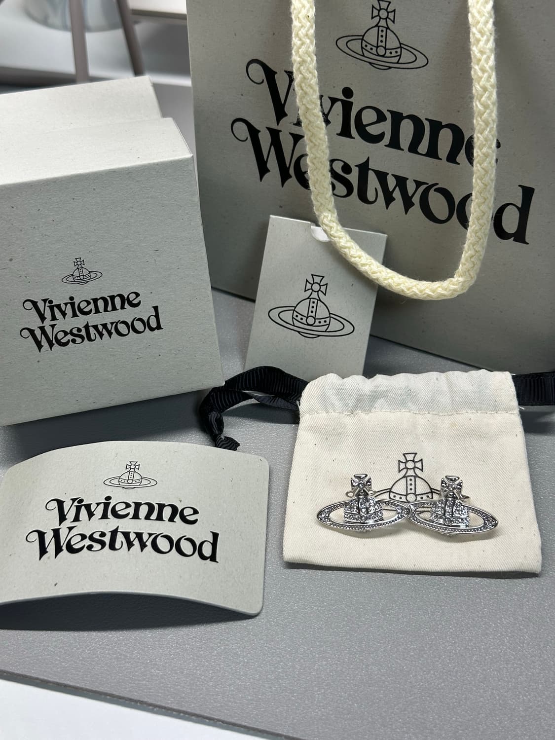 거의 새상품) 비비안 웨스트우드 미니 바스 릴리프 이어링 실버 상품이미지1